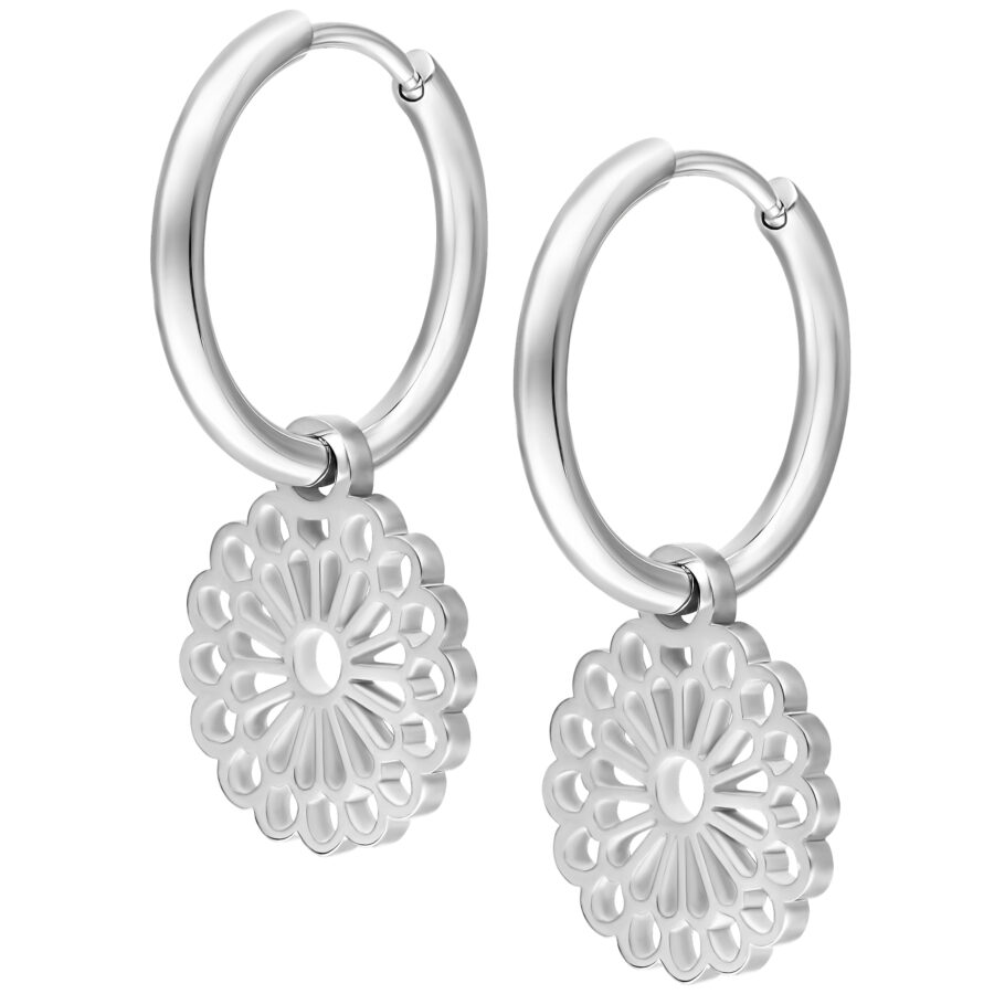 Orecchini Mandala in argento in acciaio chirurgico su sfondo bianco