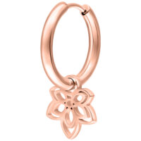 Orecchini in oro rosa con ciondolo a fiore su sfondo bianco