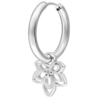 Orecchini argento con pendente a forma di fiore su sfondo bianco