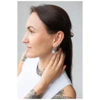 Donna con capelli lunghi indossa orecchini Little Sun Moon Hoops in argento