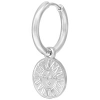 Orecchino argento con ciondolo sole e luna su sfondo bianco