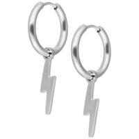 Creole argento con ciondolo a fulmine su sfondo bianco