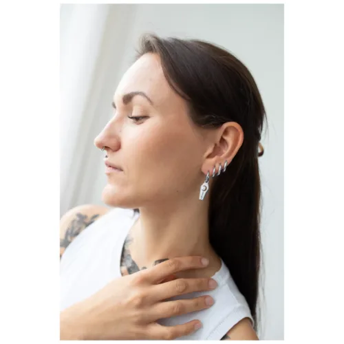 Donna con orecchini Little Moon Coffin Hoops neri, profilo laterale