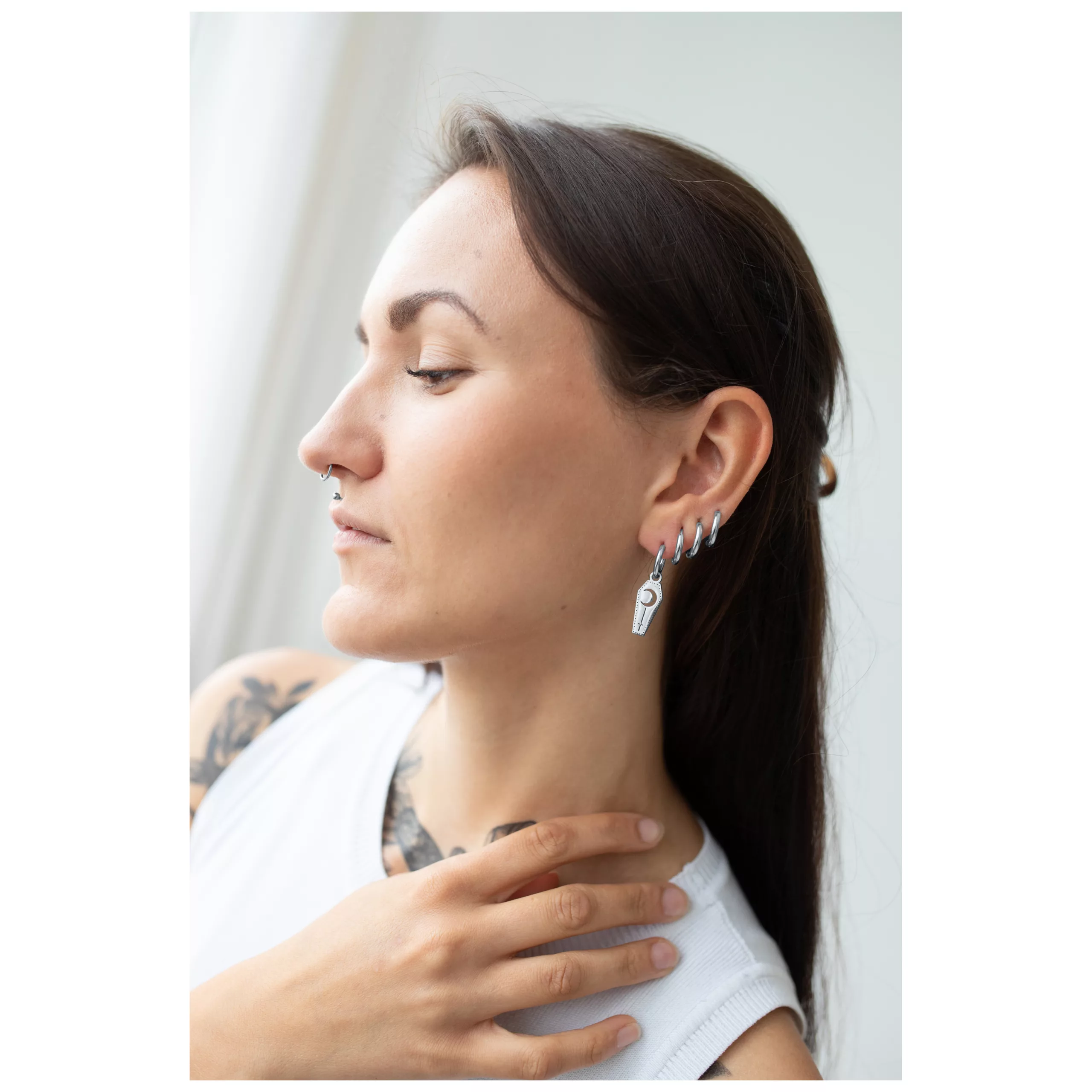 Donna con orecchini Little Moon Coffin Hoops neri, profilo laterale