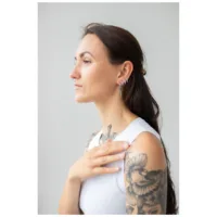 Donna con capelli lunghi indossa Little Square Crystal Hoops in argento