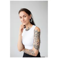 Donna con orecchini Cleopatra Hoops in argento e oro su sfondo neutro