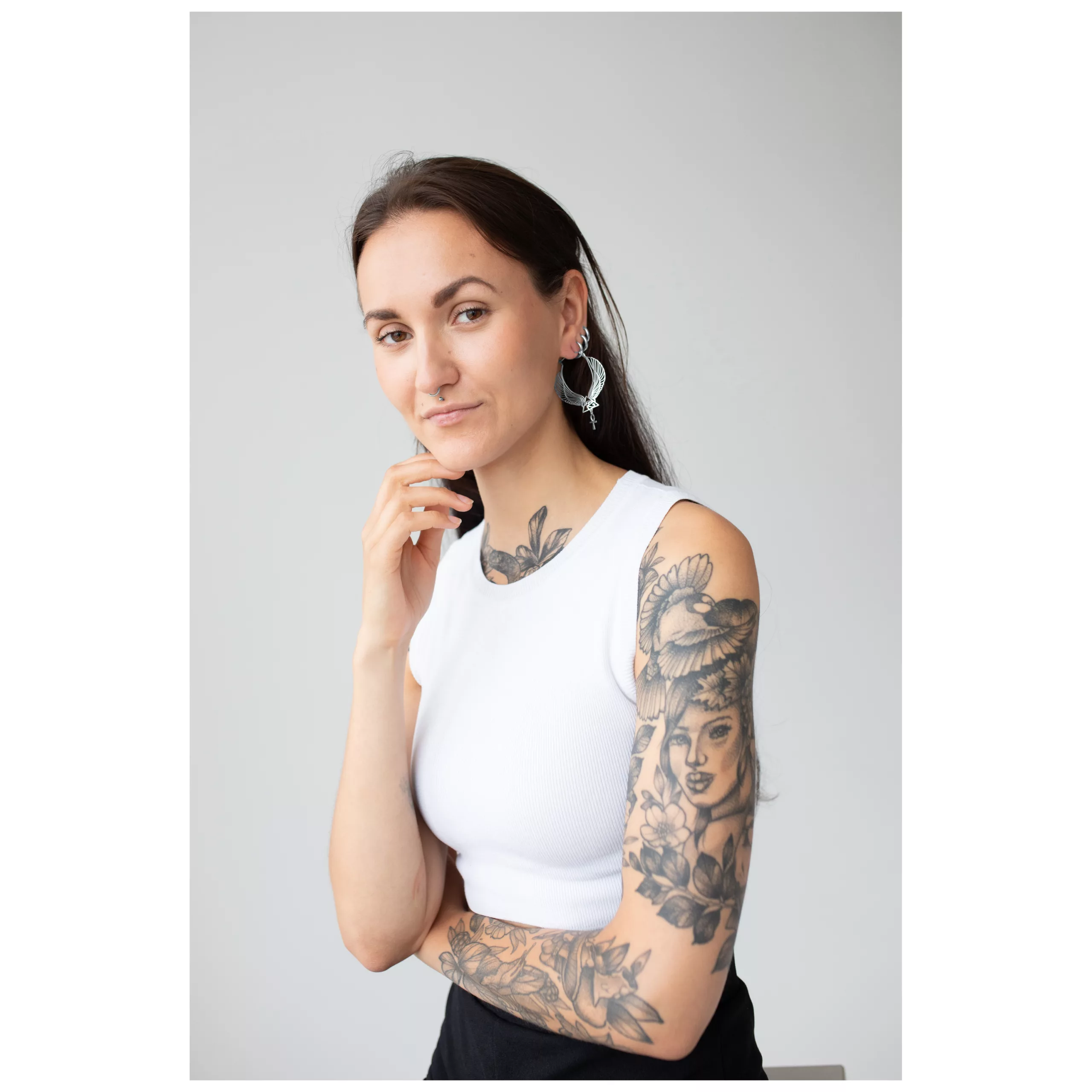 Donna con orecchini Cleopatra Hoops in argento e oro su sfondo neutro