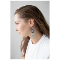 Donna con capelli lunghi indossa orecchini La Fleur Hoops neri e argento