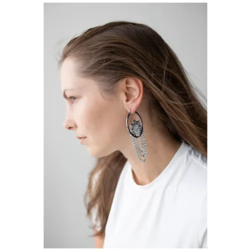 Donna con capelli lunghi indossa orecchini La Fleur Hoops neri e argento