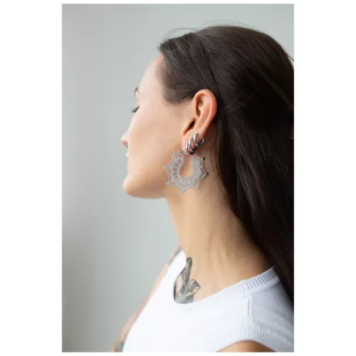 Donna con capelli lunghi indossa orecchini a cerchio Magnolia argento