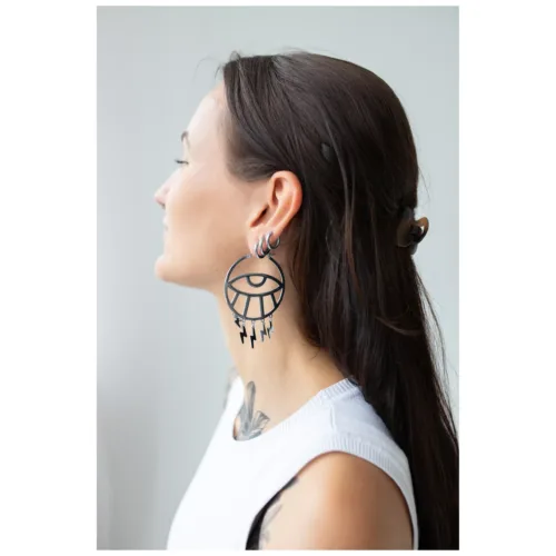 Donna con capelli lunghi indossa grandi orecchini Thunderflash Eye Hoops neri di lato