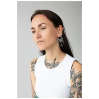 Donna con capelli lunghi indossa orecchini a cerchio Dahlia argento su sfondo grigio