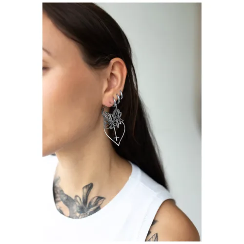 Donna con orecchini a cerchio Dahlia in nero e argento, ritratto laterale