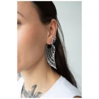 Orecchini Wing Hoops in argento in acciaio chirurgico indossati su un orecchio, lucidati a specchio e resistenti all'acqua