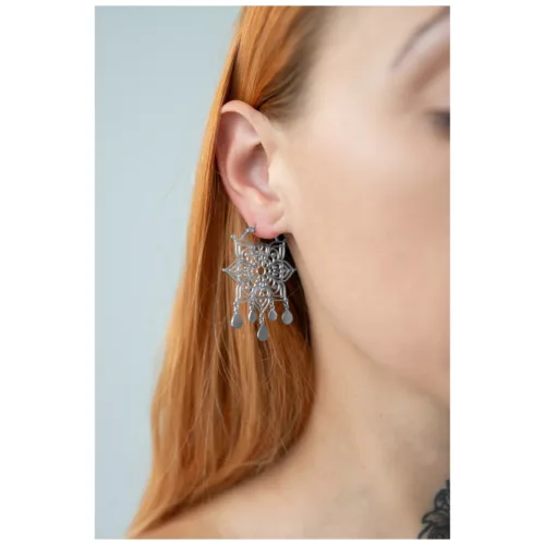 Orecchini Mandala d'Argento indossati, focalizzati sull'orecchio, capelli biondi