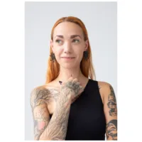 Orecchini Mandala Hoops in acciaio chirurgico nero Donna tatuata indossa orecchini Mandala Hoops neri su sfondo neutro