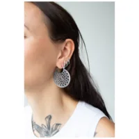 Orecchini Cathedral Hoops in argento indossati da donna, sfondo bianco