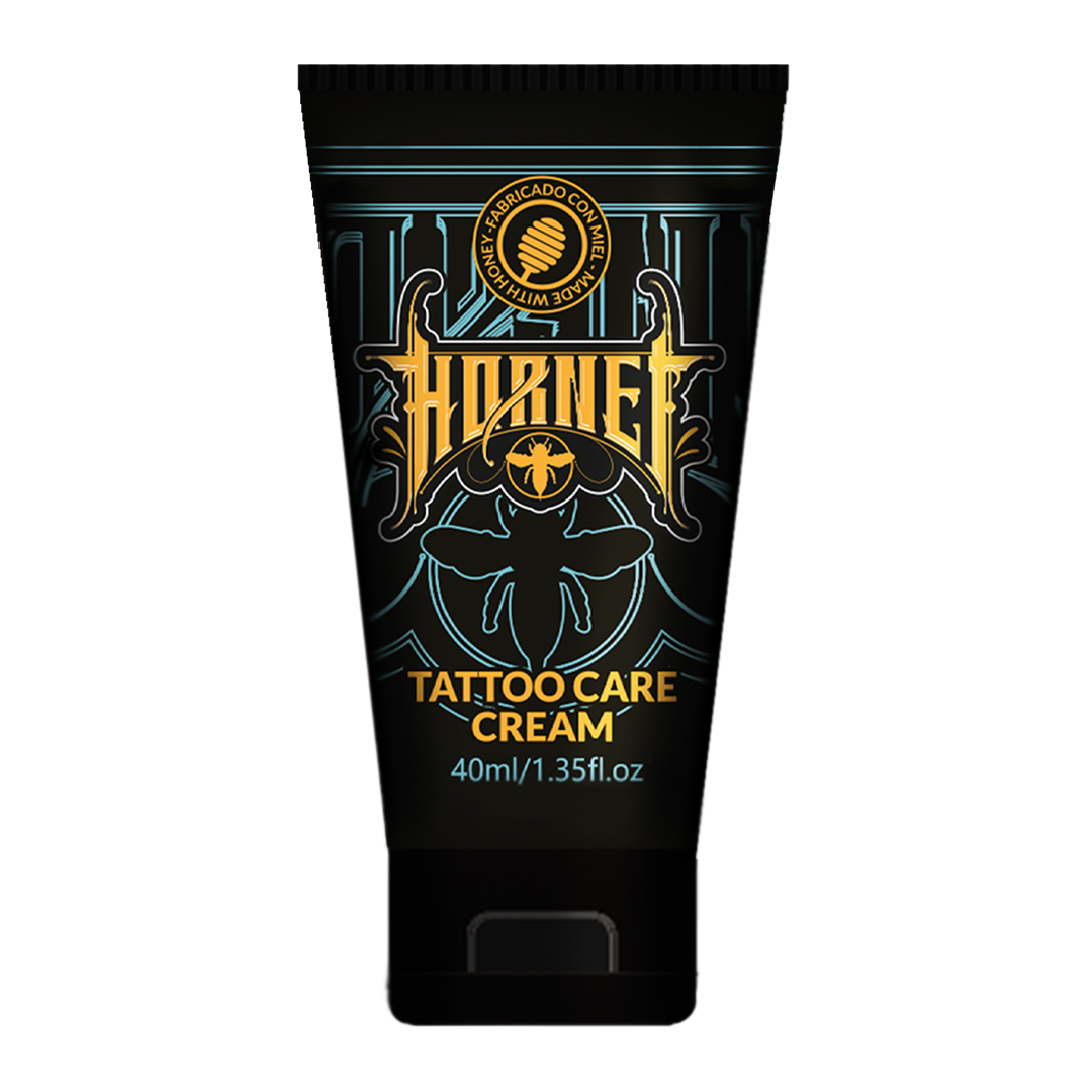 Crema per tatuaggi Hornet nera 40 ml tubo su sfondo trasparente