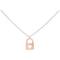 Collana in oro rosa con ciondolo a forma di cuore su sfondo bianco