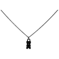Collana nera con ciondolo a forma di orsetto gommoso in acciaio chirurgico su sfondo bianco