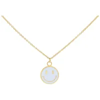 Collana dorata con ciondolo Smiley bianco su sfondo bianco
