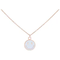 Collana in oro rosa con ciondolo a forma di smiley su sfondo bianco