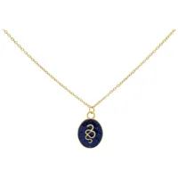 Collana dorata con ciondolo ovale blu e motivo a serpente su sfondo bianco