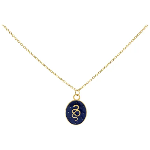 Collana dorata con ciondolo ovale blu e motivo a serpente su sfondo bianco