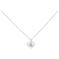 Collana d'argento con un piccolo ciondolo a forma di occhio pendente su sfondo bianco