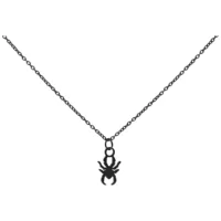 Collana nera con ciondolo a forma di ragno in acciaio chirurgico su sfondo bianco