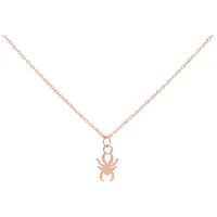 Collana in oro rosa con ciondolo a forma di ragno su sfondo bianco