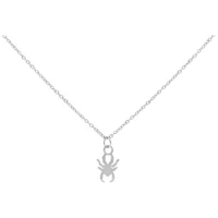 Collana d'argento con piccolo ciondolo a forma di ragno su sfondo bianco
