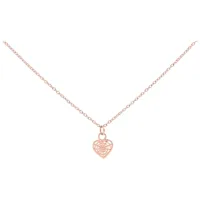 Collana in oro rosa con ciondolo a cuore delicato su sfondo bianco
