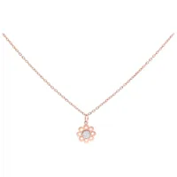Collana in oro rosa con pendente a fiore e cristallo chiaro su sfondo bianco