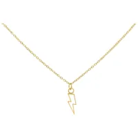 Collana dorata con ciondolo a fulmine su sfondo bianco