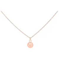 Collana in oro rosa con ciondolo Smiley su sfondo bianco