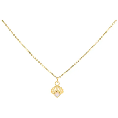 Collana dorata con ciondolo simile a un opale su sfondo bianco