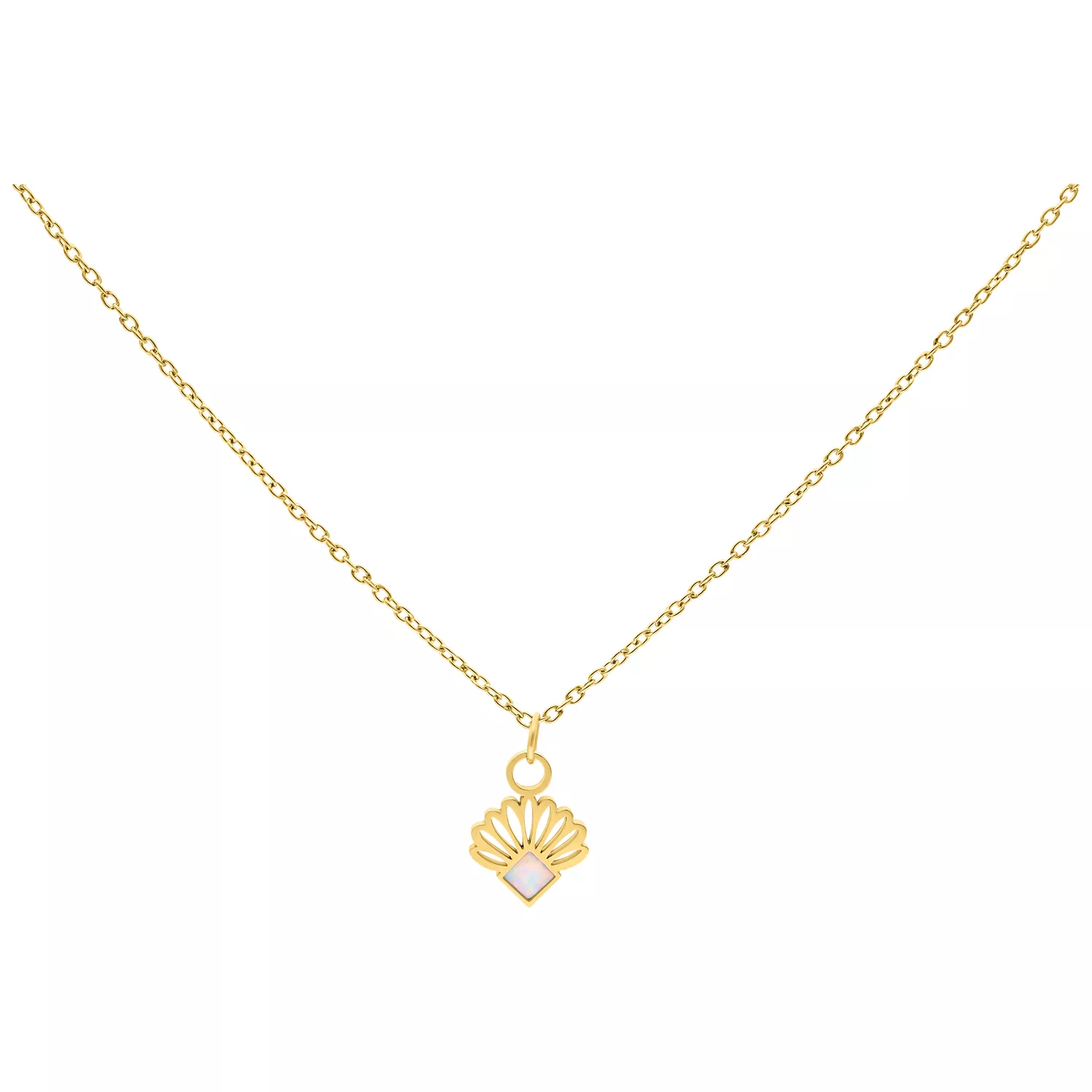 Collana dorata con ciondolo simile a un opale su sfondo bianco