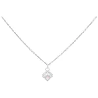 Collana in argento con ciondolo a ventaglio in opale su sfondo bianco