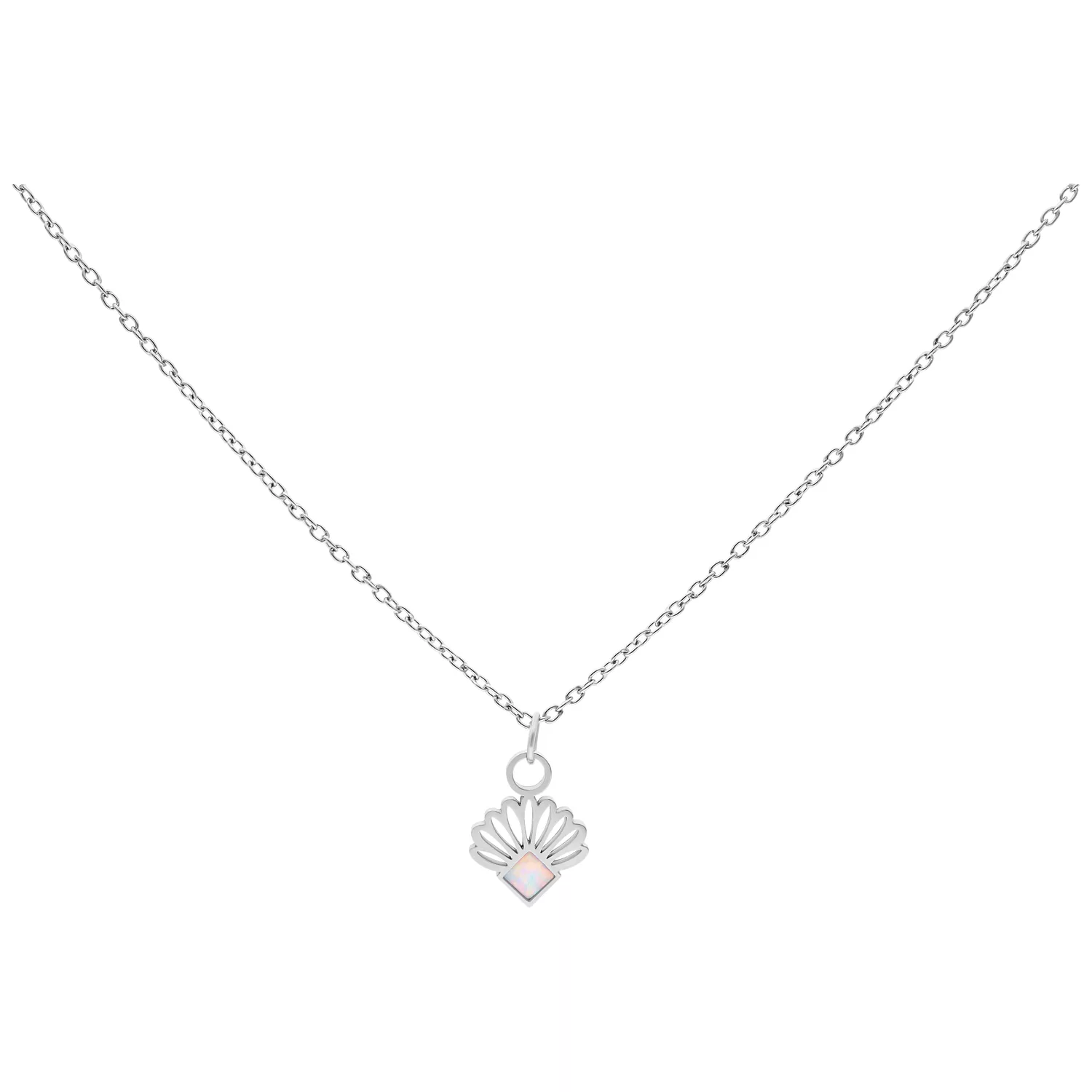 Collana in argento con ciondolo a ventaglio in opale su sfondo bianco