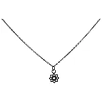 Collana nera con ciondolo a girasole in acciaio chirurgico su sfondo bianco