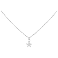 Collana argentata con piccolo ciondolo a forma di stella marina su sfondo bianco