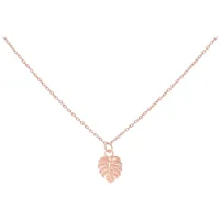 Collana con ciondolo a forma di foglia di Monstera in oro rosa su sfondo bianco