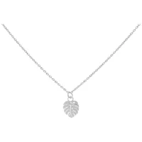 Collana in argento con ciondolo a forma di foglia di Monstera su sfondo bianco