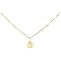 Collana d'oro con ciondolo a forma di conchiglia su sfondo bianco