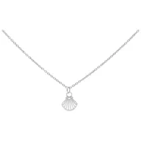 Fine collana d'argento con piccolo ciondolo a conchiglia su sfondo bianco