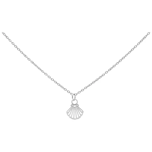 Fine collana d'argento con piccolo ciondolo a conchiglia su sfondo bianco