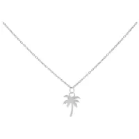 Collana in argento con ciondolo a palma su sfondo bianco