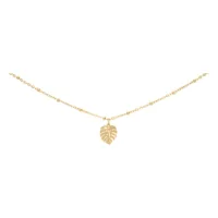 Cavigliera dorata con ciondolo Monstera su sfondo bianco