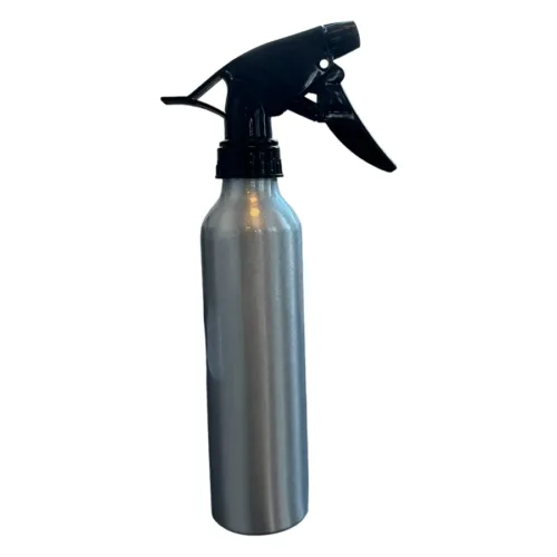 Bottiglia spray in alluminio argentato con spruzzatore nero su sfondo bianco